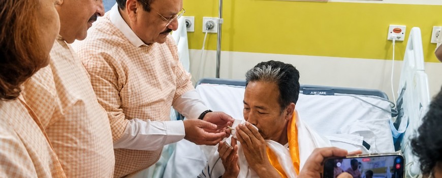 २६ दिनपछि अनशन तोडे सोनम वाङ्चुक, सरकारसँग वार्तापछि निर्णय २६ दिनपछि अनशन तोडे सोनम वाङ्चुक, सरकारसँग वार्तापछि निर्णय